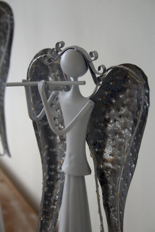 Vianočná LED dekorácia anjel so srdcom