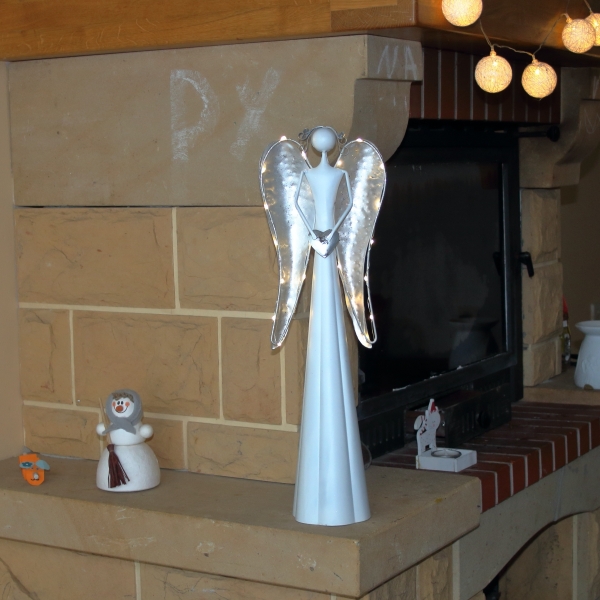 Vianočná LED dekorácia anjel so srdcom