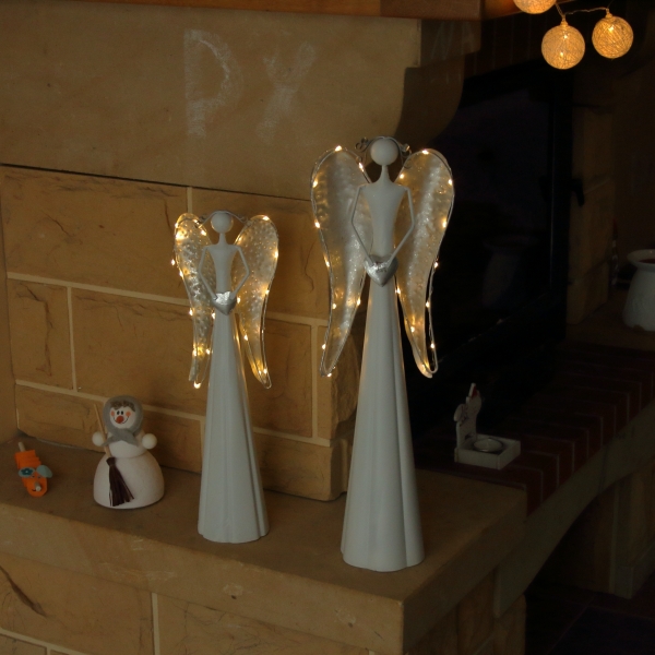 Vianočná LED dekorácia anjel so srdcom