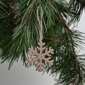 Vánoční ozdoba dřevěná závěsná vločka 6x6cm
