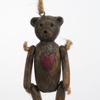 Vianočná ozdoba medvedík so srdcom 10,5cm