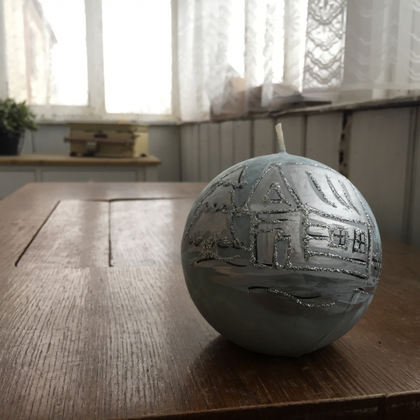 Vianočná sviečka zasnežená dedina guľa 10cm 