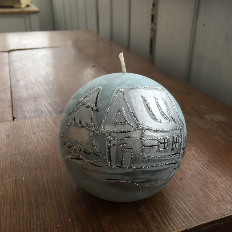 Vianočná sviečka zasnežená dedina guľa 10cm 