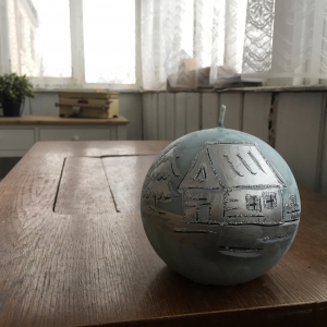 Vianočná sviečka zasnežená dedina guľa 12cm 