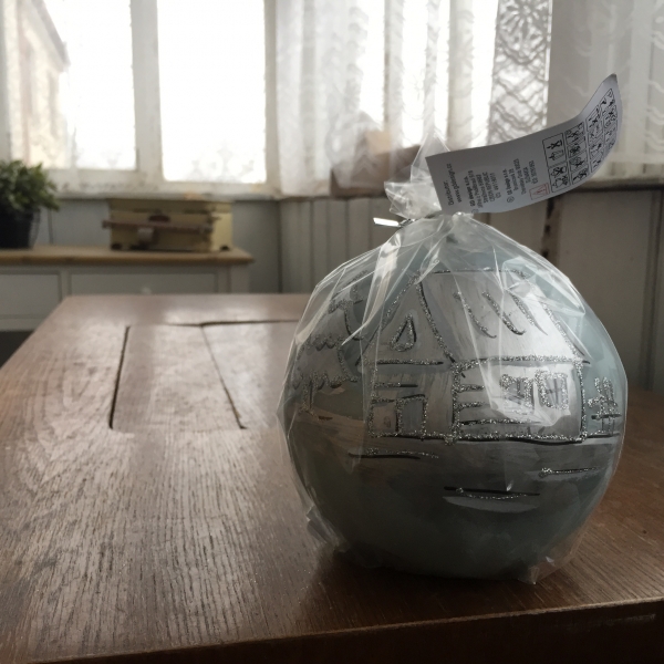 Vianočná sviečka zasnežená dedina guľa 12cm 