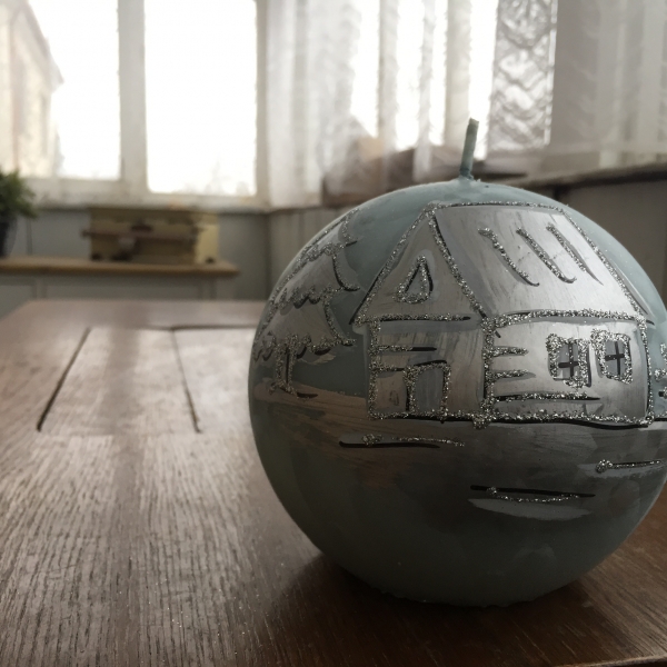 Vianočná sviečka zasnežená dedina guľa 12cm 