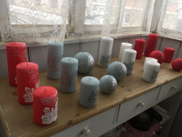 Vianočná sviečka zasnežená dedina gule 8cm