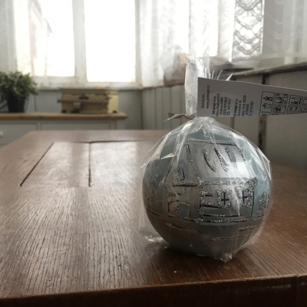 Vianočná sviečka zasnežená dedina gule 8cm