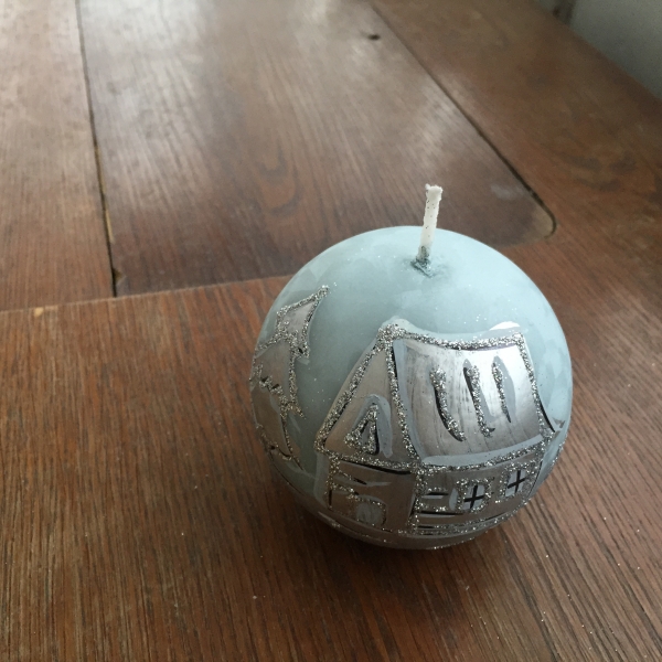 Vianočná sviečka zasnežená dedina gule 8cm