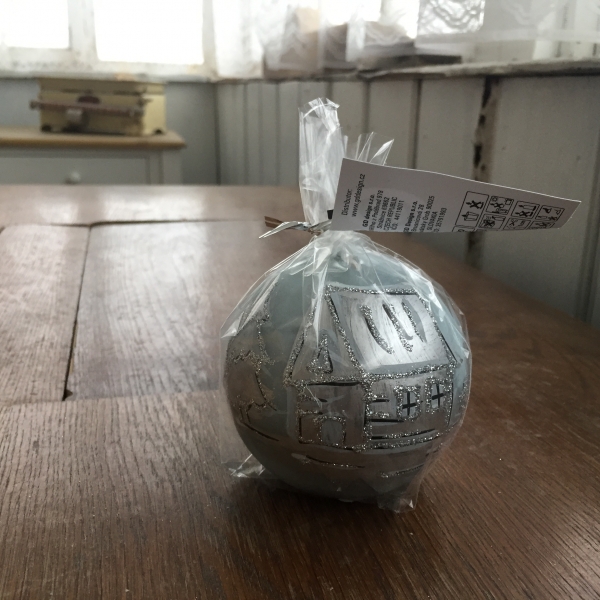 Vianočná sviečka zasnežená dedina gule 8cm