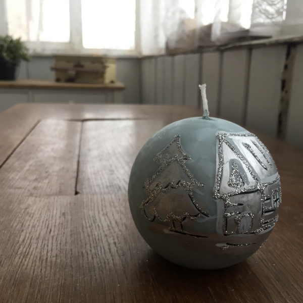 Vianočná sviečka zasnežená dedina gule 8cm