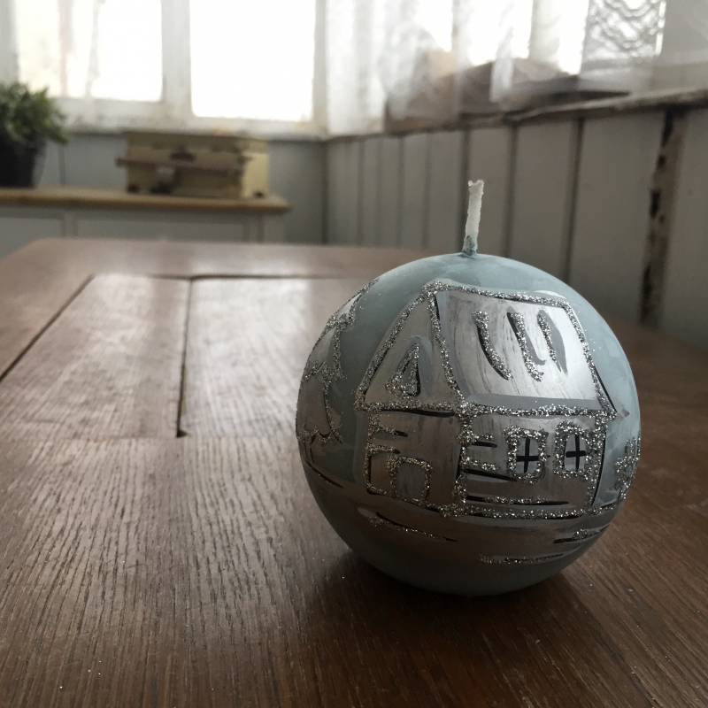 Vianočná sviečka zasnežená dedina gule 8cm