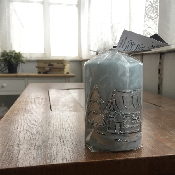 Vánoční svíčka zasněžená vesnice válec 7x10cm