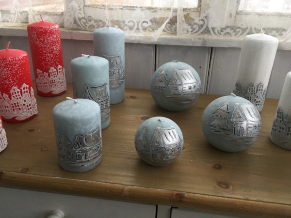 Vianočná sviečka zasnežená dedina valec 7x14cm