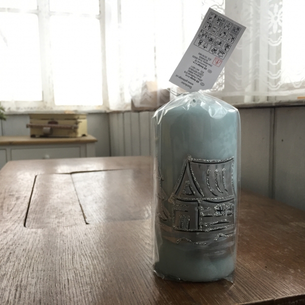 Vianočná sviečka zasnežená dedina valec 7x14cm