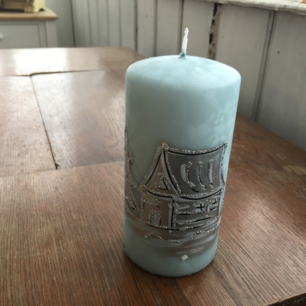 Vianočná sviečka zasnežená dedina valec 7x14cm