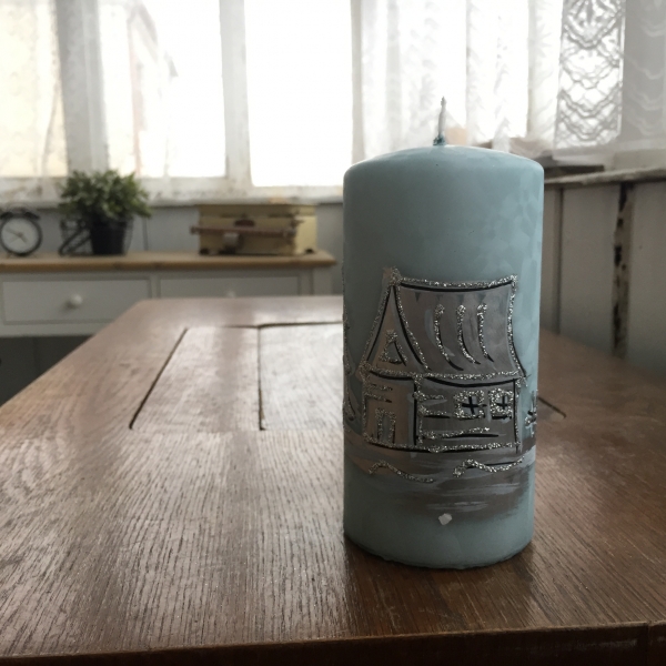 Vianočná sviečka zasnežená dedina valec 7x14cm