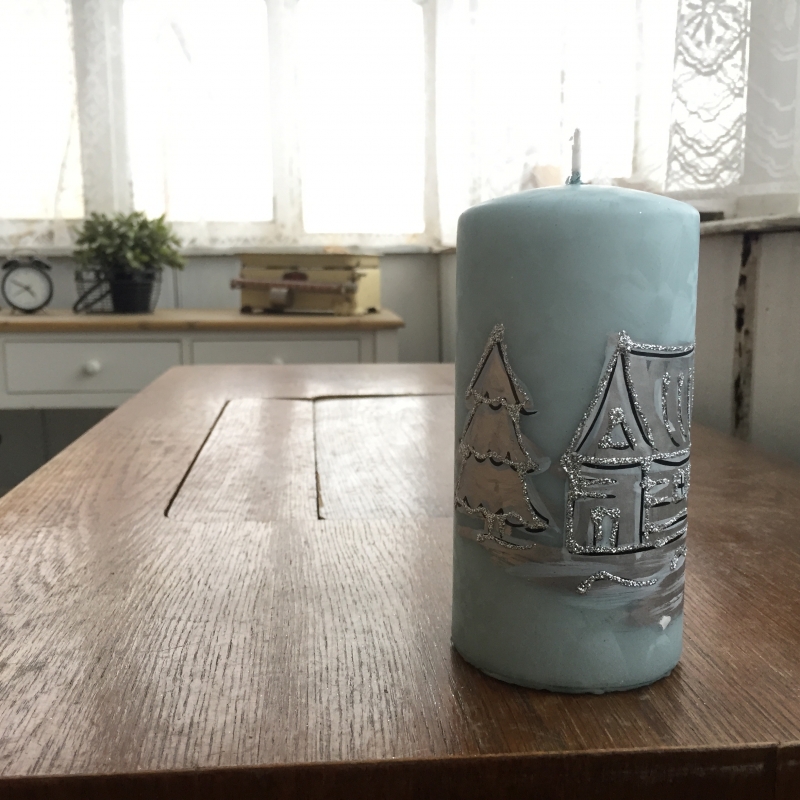 Vianočná sviečka zasnežená dedina valec 7x14cm