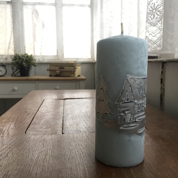 Vianočná sviečka zasnežená dedina valec 7x18cm