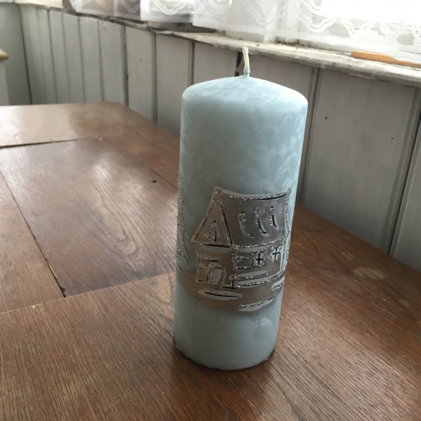 Vianočná sviečka zasnežená dedina valec 7x18cm