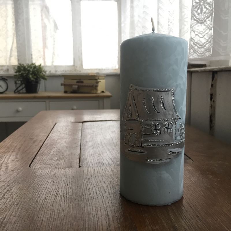 Vianočná sviečka zasnežená dedina valec 7x18cm