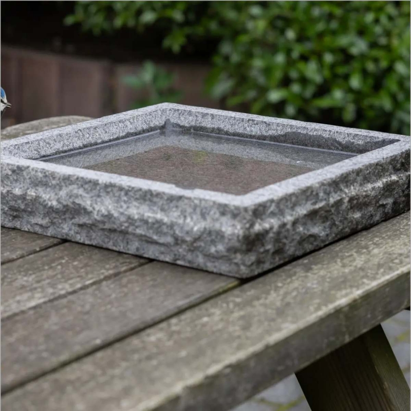 Veľké originálne žulové pítko do záhrady 37,2 x 37,2 x 6,4 cm