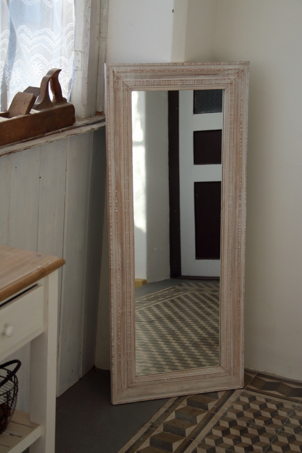 Veľké zrkadlo v drevenom ráme svetlej 50x115cm