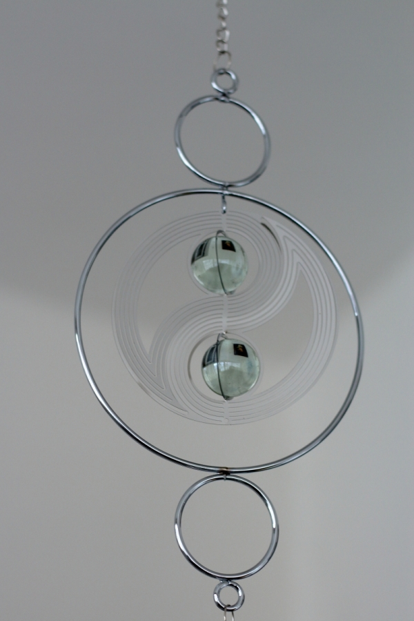 Vonkajší dekorace Yin Yang strieborný kov 58cm