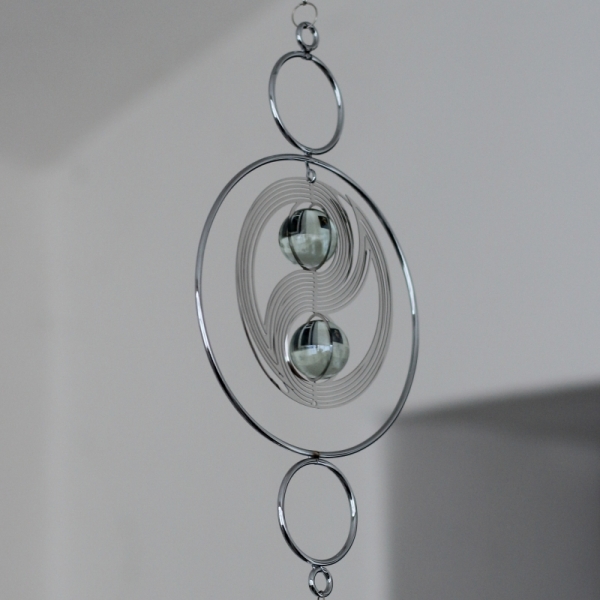 Vonkajší dekorace Yin Yang strieborný kov 58cm