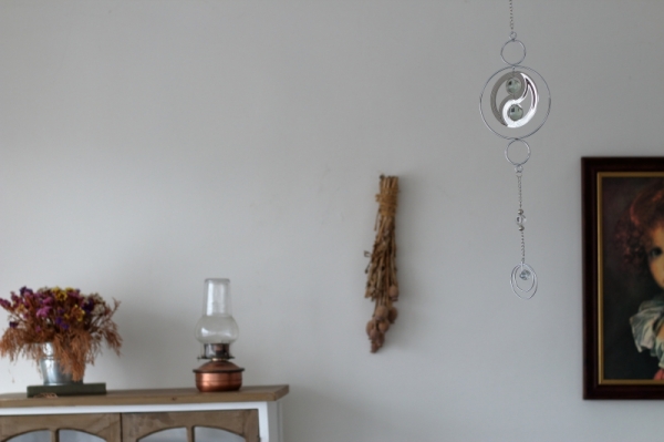 Vonkajší dekorace Yin Yang strieborný kov 58cm