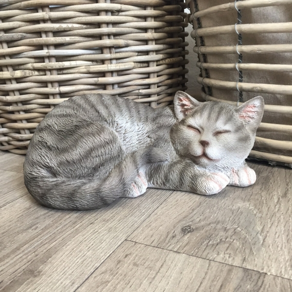 Vonkajšia socha spiaca sivé mačiatko 29cm