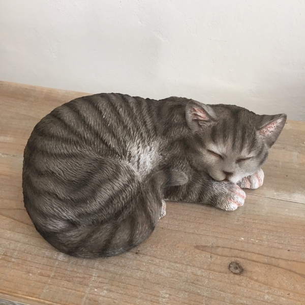 Vonkajšia socha spiaca sivé mačiatko 29cm