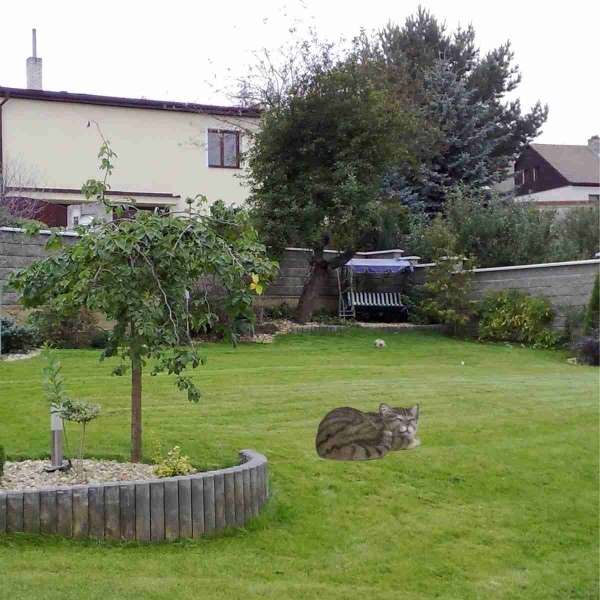 Vonkajšia socha spiaca sivé mačiatko 29cm