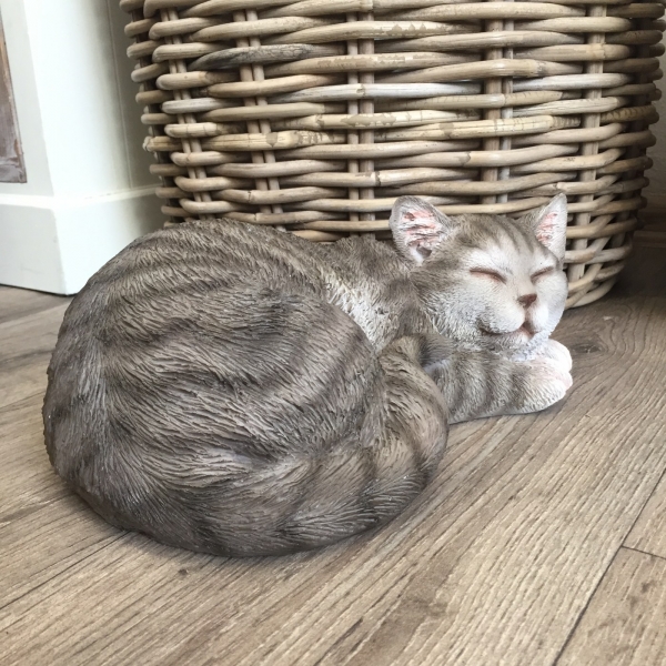 Vonkajšia socha spiaca sivé mačiatko 29cm
