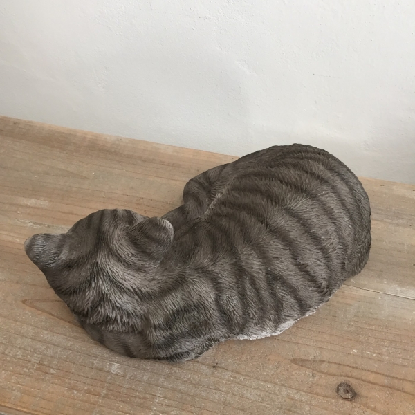 Vonkajšia socha spiaca sivé mačiatko 29cm