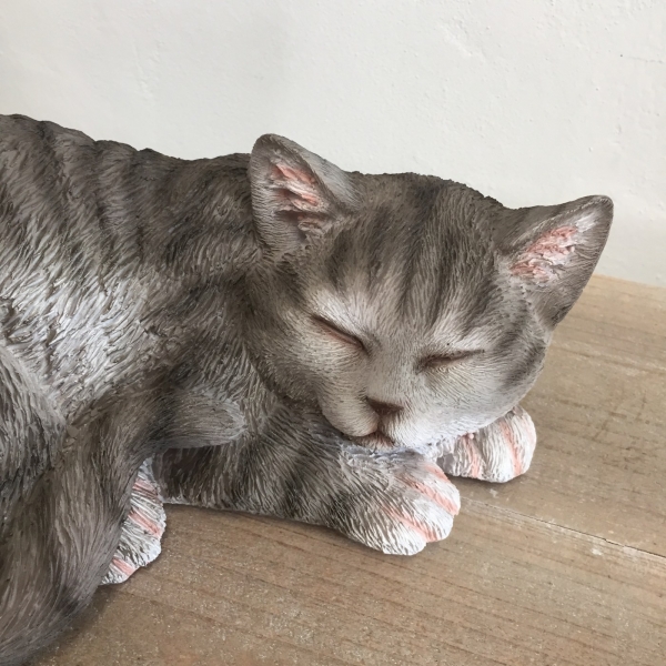 Vonkajšia socha spiaca sivé mačiatko 29cm