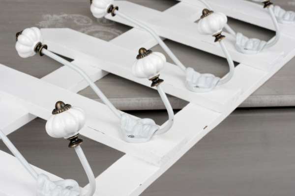 Vešiak na kabáty s keramickými guličkami 65x27cm