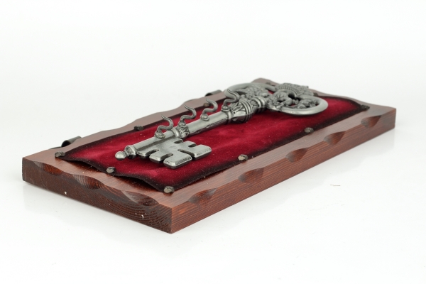 Vešiak na kľúče s historickým kľúčom 32 x 6 x 16,5 cm kov a drevo