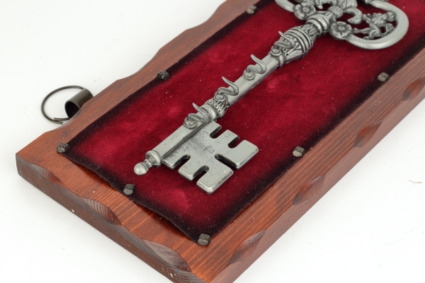 Vešiak na kľúče s historickým kľúčom 32 x 6 x 16,5 cm kov a drevo