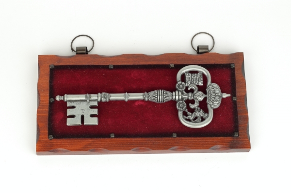 Vešiak na kľúče s historickým kľúčom 32 x 6 x 16,5 cm kov a drevo