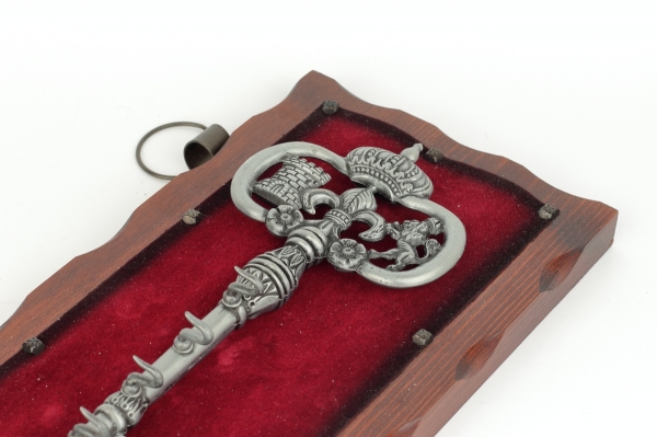 Vešiak na kľúče s historickým kľúčom 32 x 6 x 16,5 cm kov a drevo
