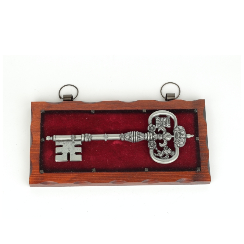 Vešiak na kľúče s historickým kľúčom 32 x 6 x 16,5 cm kov a drevo