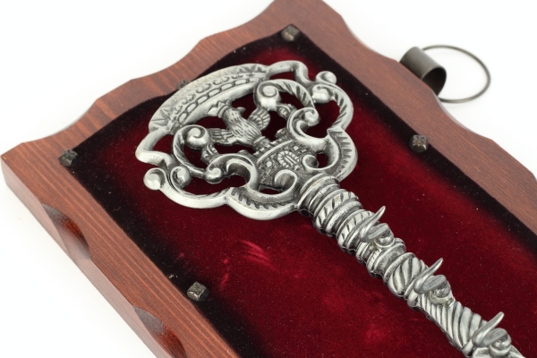 Vešiak na kľúče s historickým kľúčom s orlom 32 x 6 x 16,5 cm kov a drevo