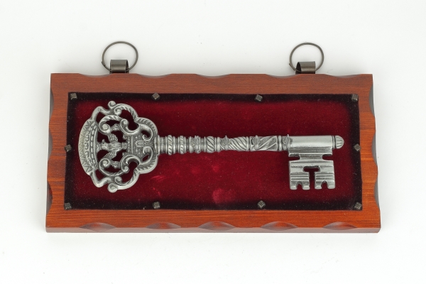 Vešiak na kľúče s historickým kľúčom s orlom 32 x 6 x 16,5 cm kov a drevo