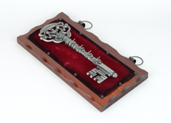 Vešiak na kľúče s historickým kľúčom s orlom 32 x 6 x 16,5 cm kov a drevo