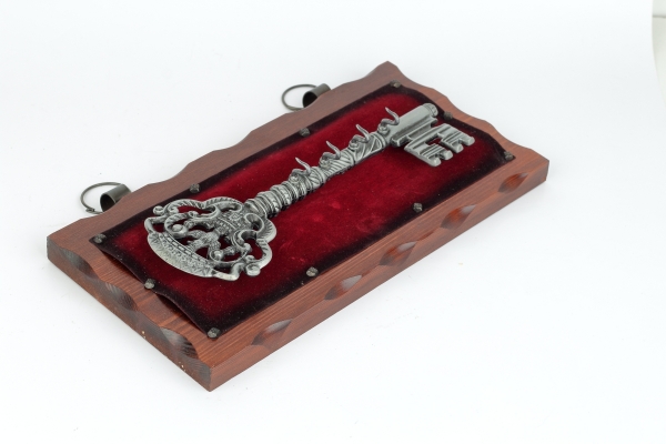 Vešiak na kľúče s historickým kľúčom s orlom 32 x 6 x 16,5 cm kov a drevo