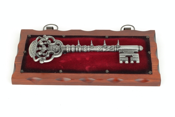 Vešiak na kľúče s historickým kľúčom s orlom 32 x 6 x 16,5 cm kov a drevo