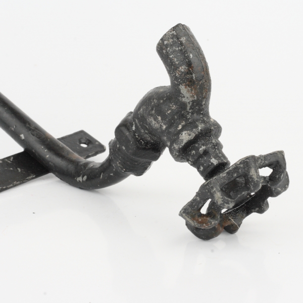 Vešiak na uteráky kruh s kohútikom na vodu