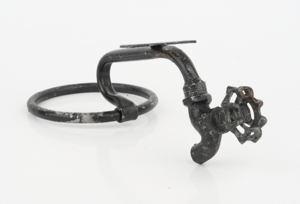 Vešiak na uteráky kruh s kohútikom na vodu