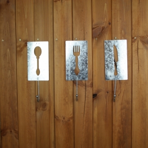 Vešiak plechový na kuchynské potreby - lyžica 10x28cm